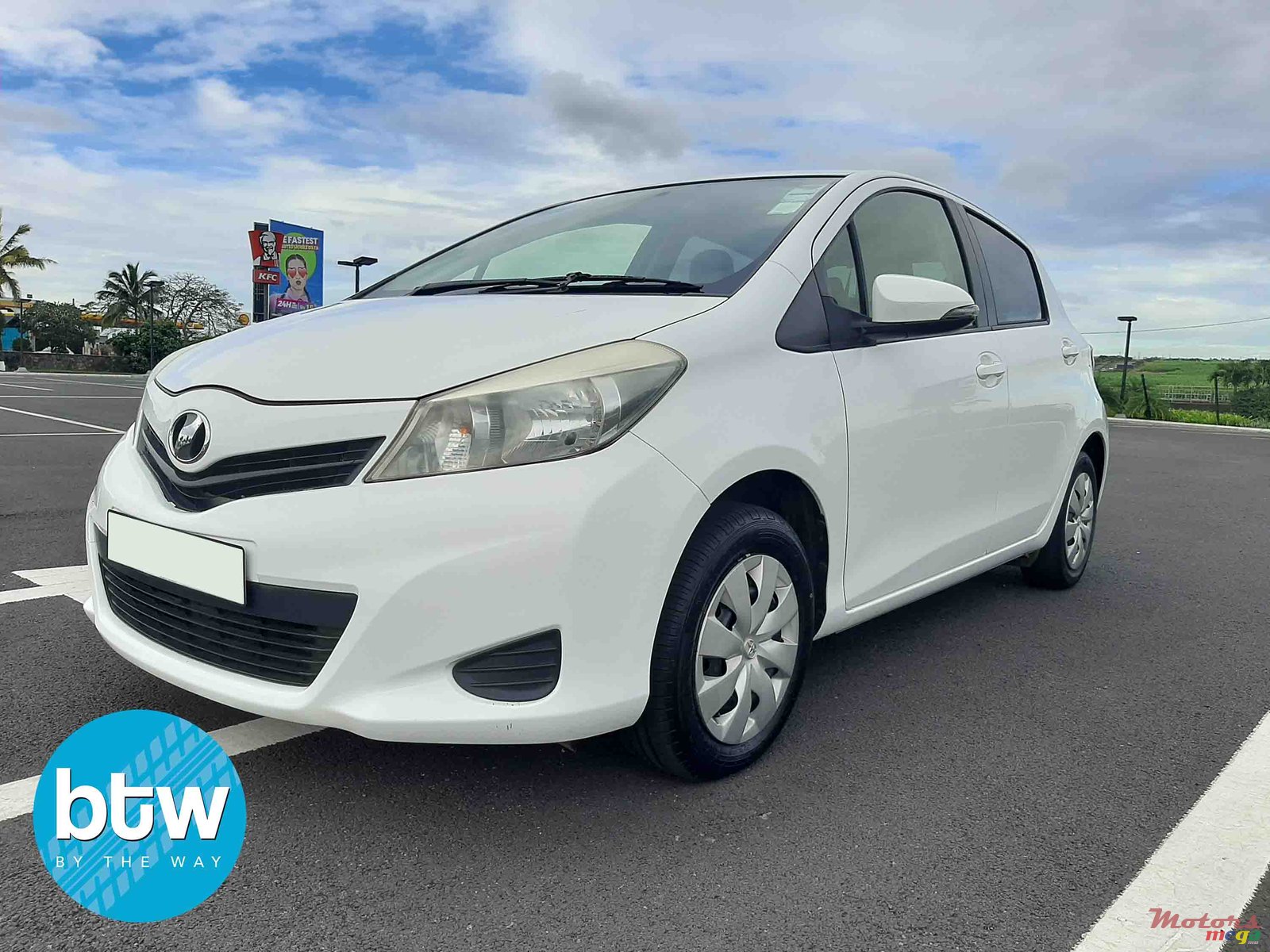 2012' Toyota Vitz photo #2