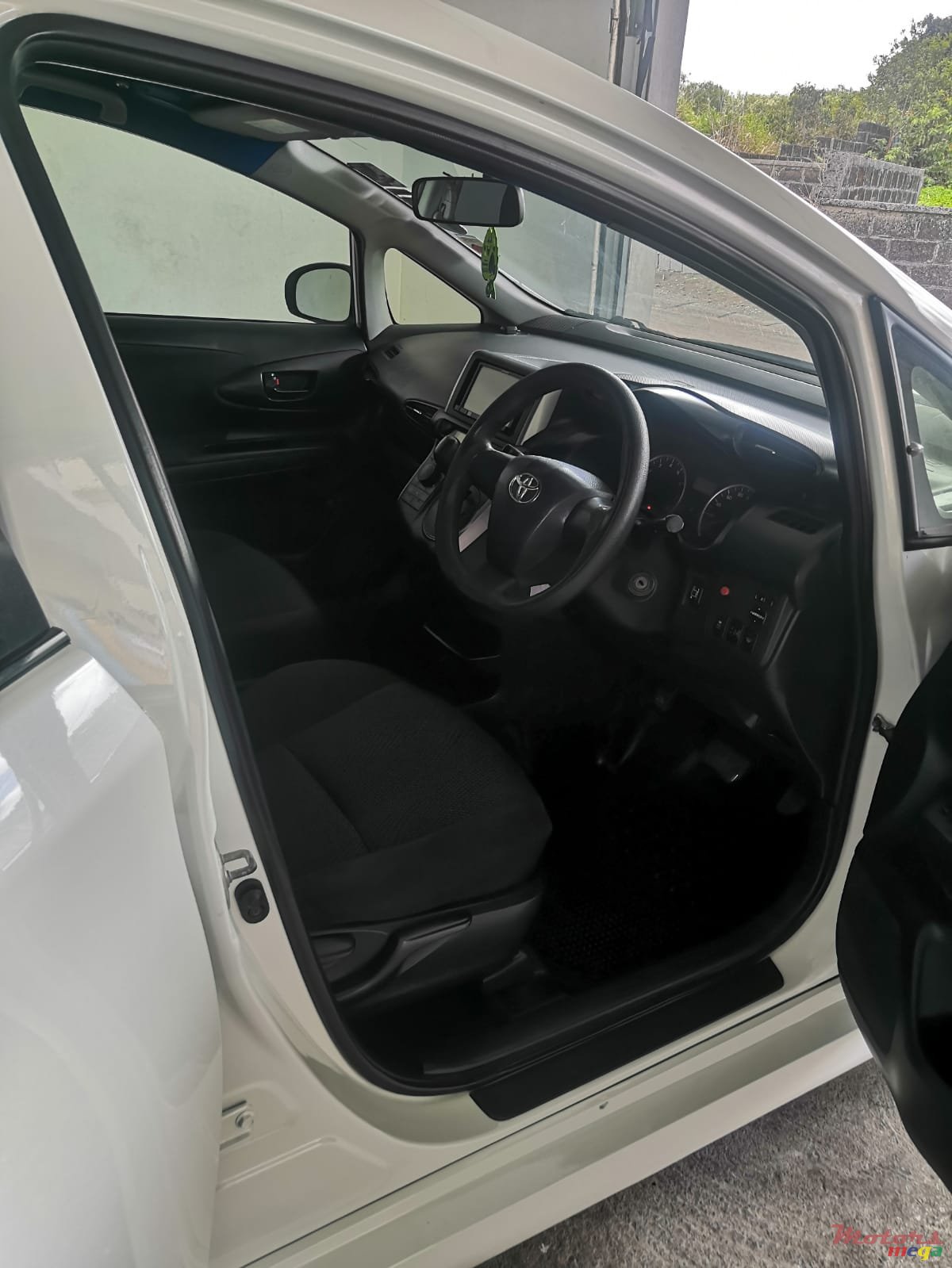 2016' Toyota Wish Japan photo #3