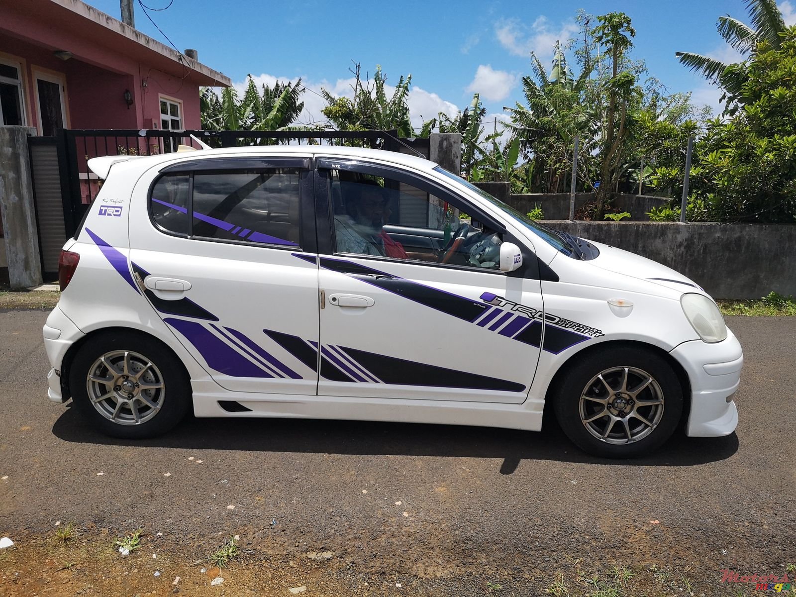 2002' Toyota Vitz photo #4