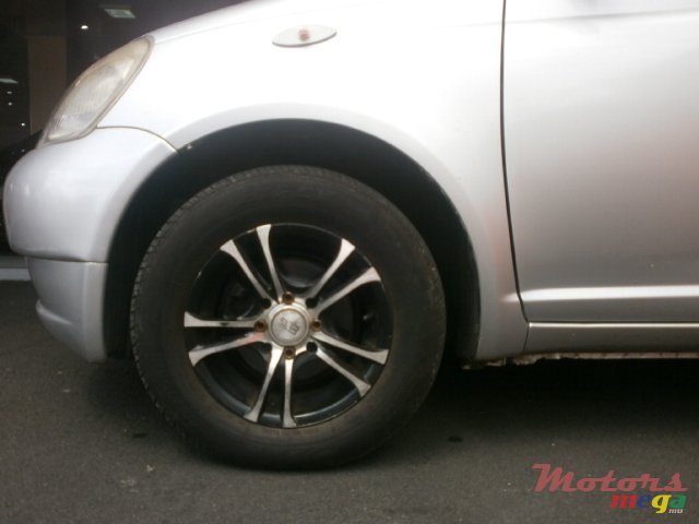 2000' Toyota Vitz photo #3