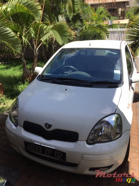 2002' Toyota Vitz photo #1