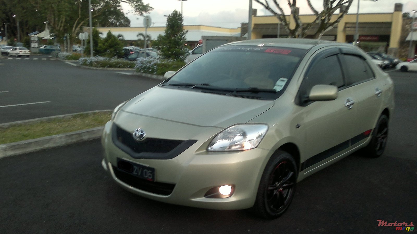 2006' Toyota Belta photo #2