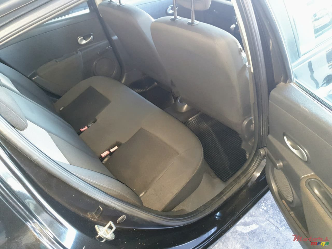 2011' Renault Clio photo #6