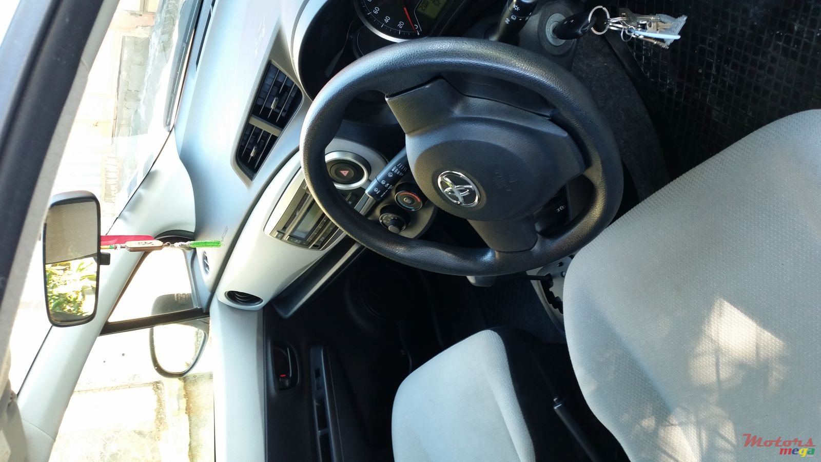 2013' Toyota Vitz photo #2