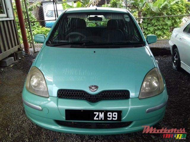 1999' Toyota Vitz photo #1