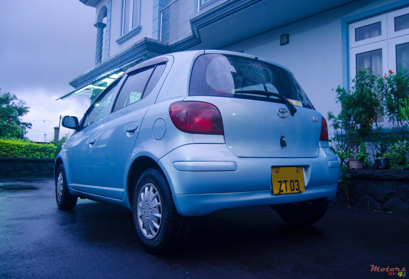 2003' Toyota Vitz photo #2