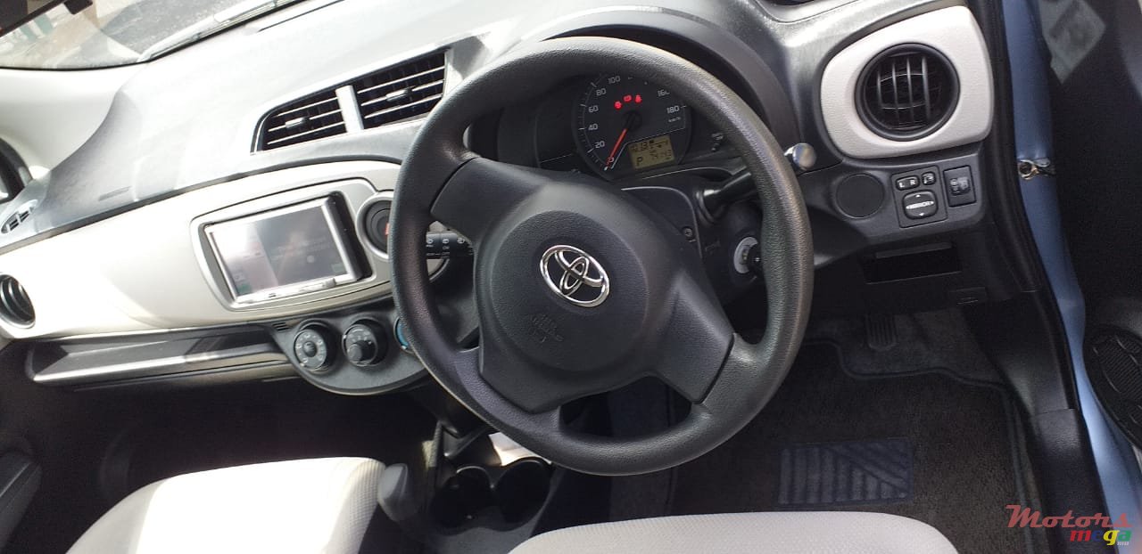 2011' Toyota Vitz photo #5