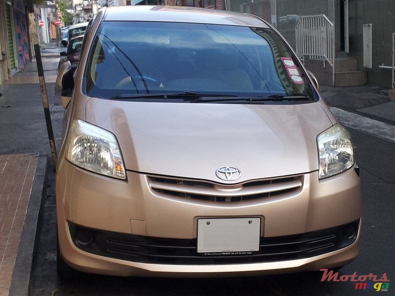 2010' Toyota Passo Sette 7-seater photo #1