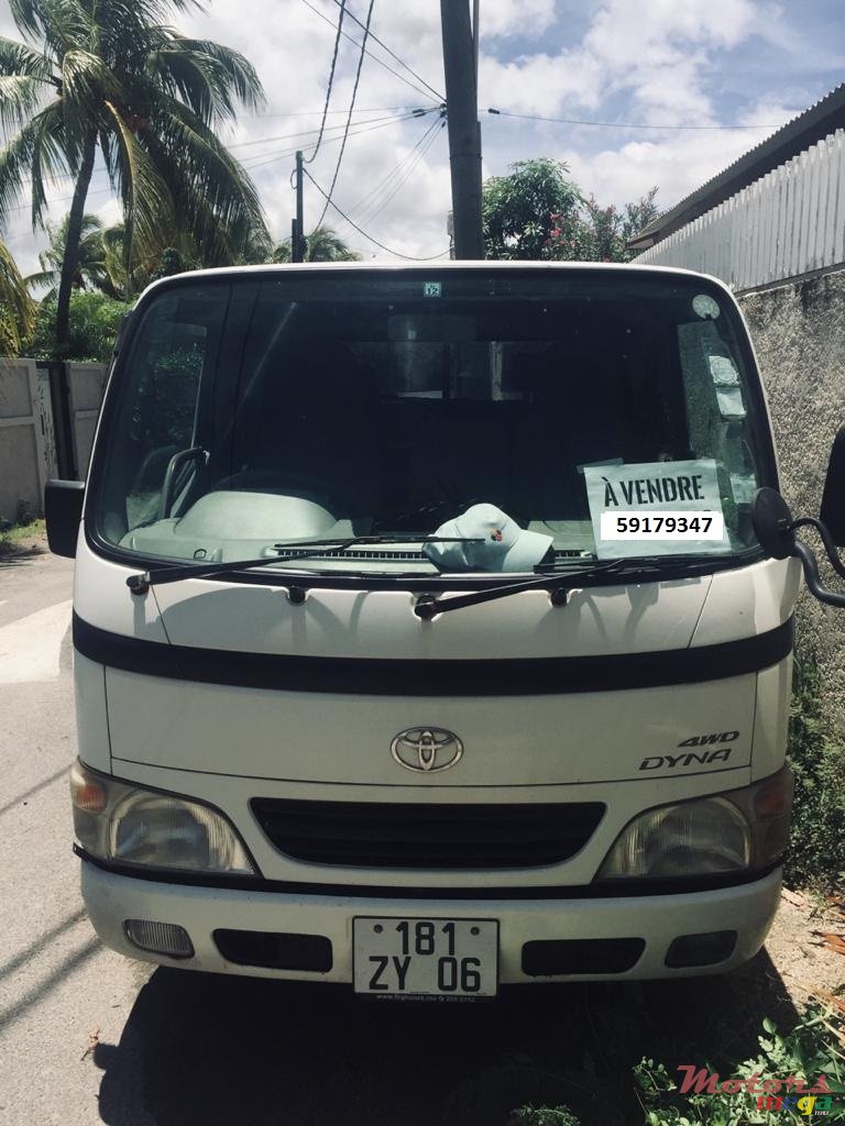 2006' Toyota Dyna photo #1