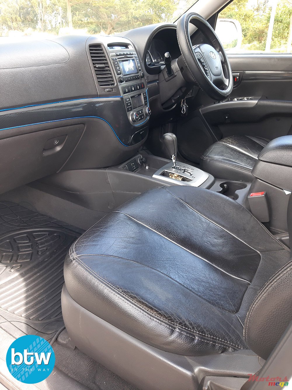 2011' Hyundai Santa Fe photo #5