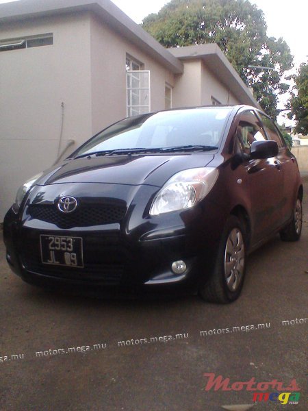 2009' Toyota Yaris photo #2