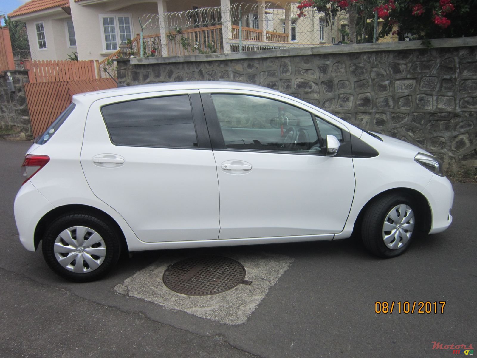 2011' Toyota Vitz 1.3SMARTSTOP photo #4