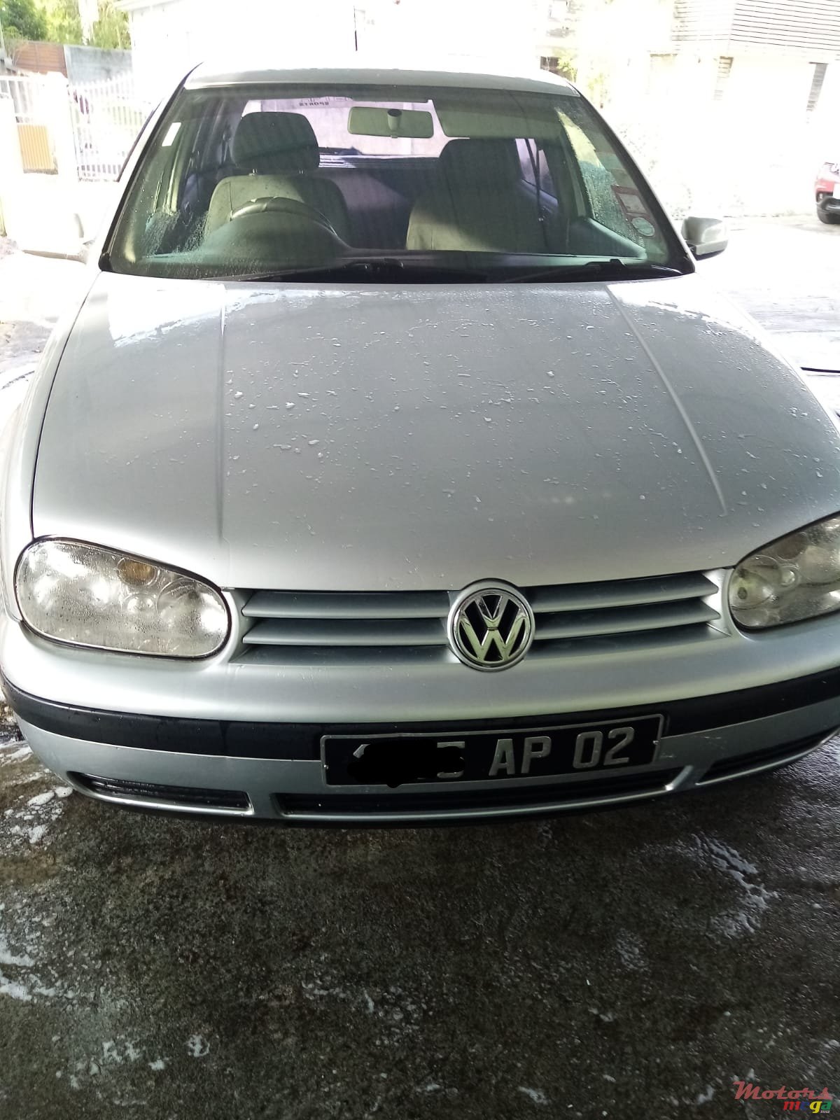 2002' Volkswagen Golf photo #1