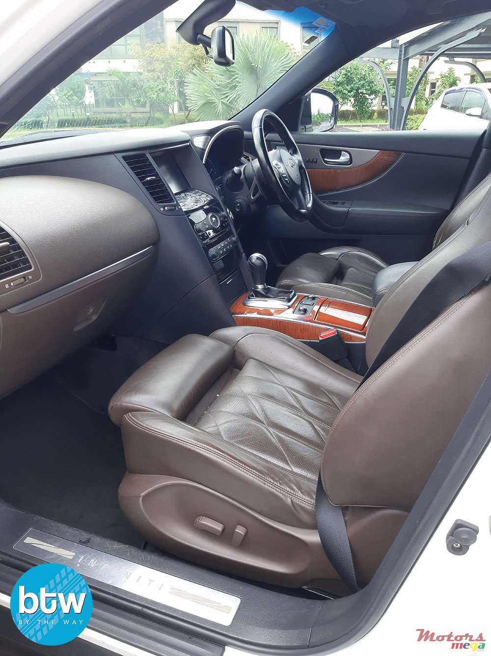 2015' Infiniti QX70 photo #5