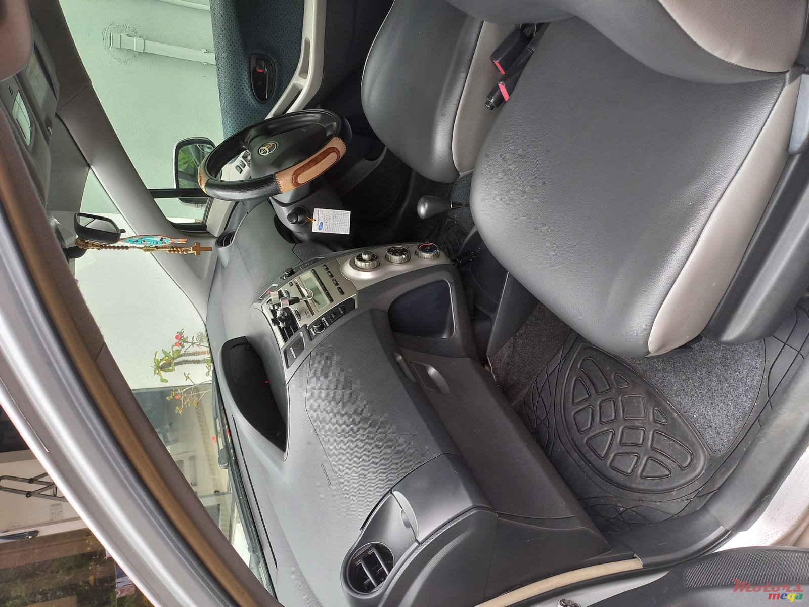 2006' Toyota Vitz photo #2