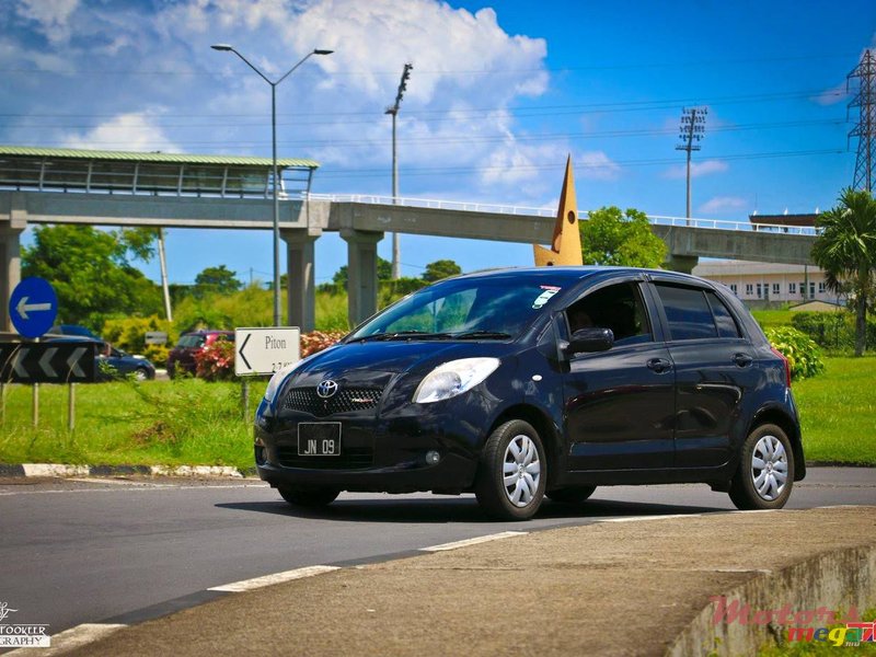 2009' Toyota Yaris photo #1