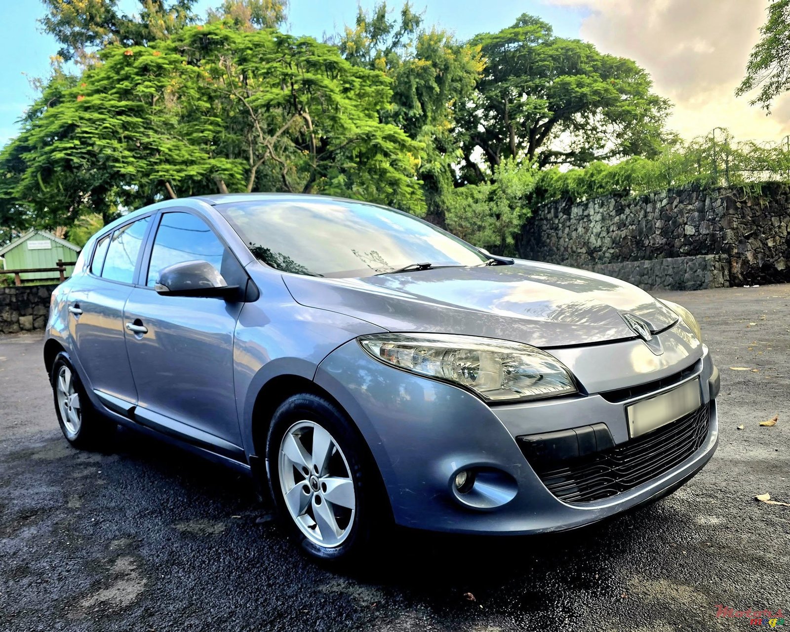 2011' Renault Megane photo #2