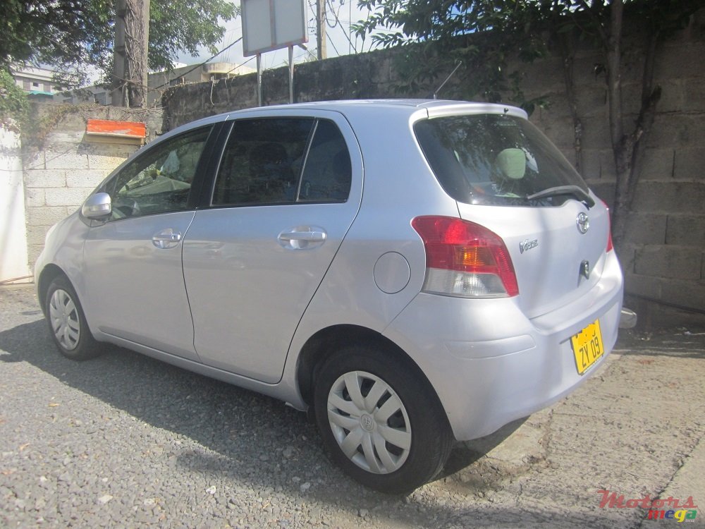 2009' Toyota Vitz photo #2