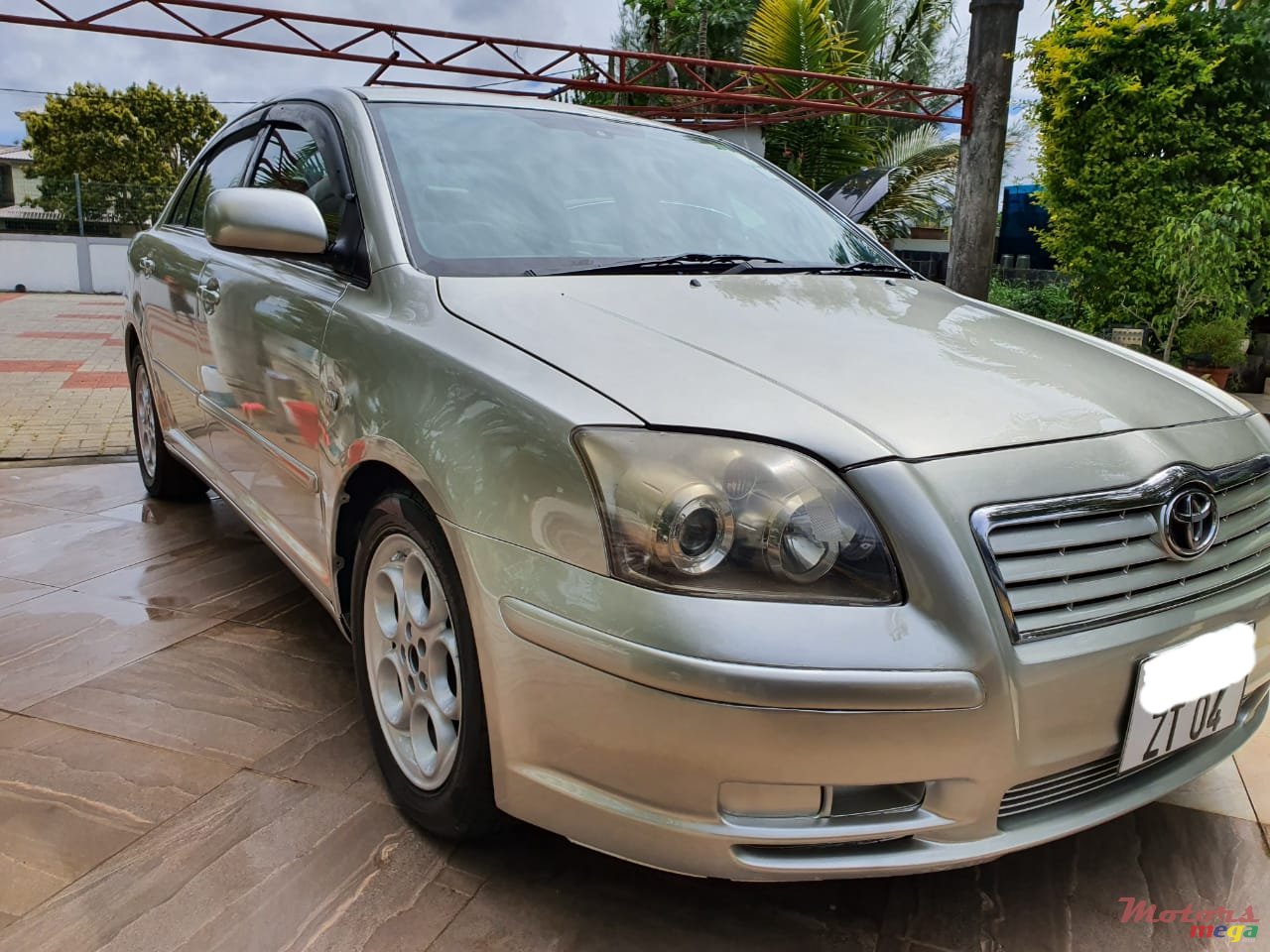 2004' Toyota Avensis photo #1