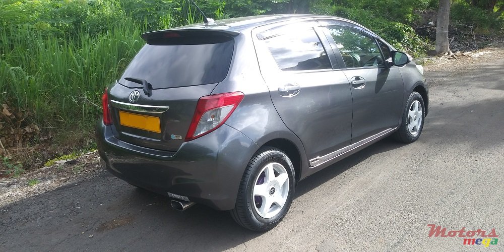 2011' Toyota Vitz 1.3 photo #4