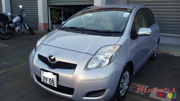 2009' Toyota Vitz photo #1