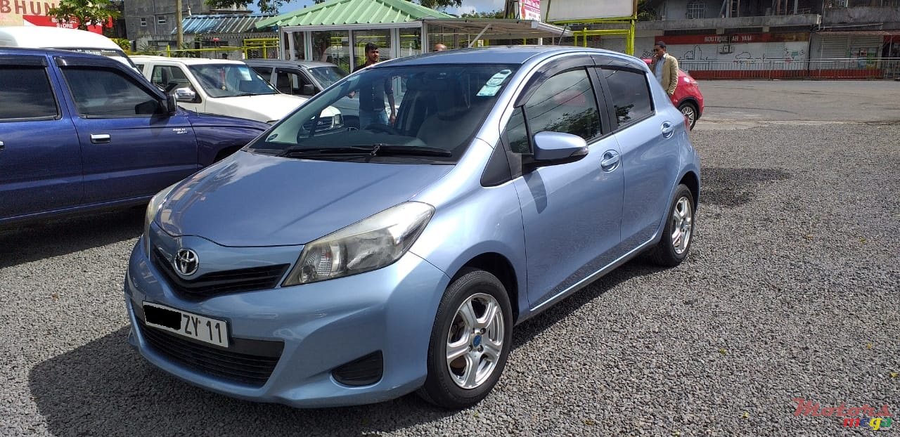 2011' Toyota Vitz photo #7