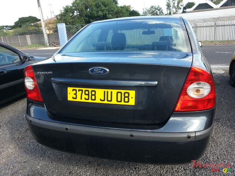 2007' Ford Focus sedan photo #2