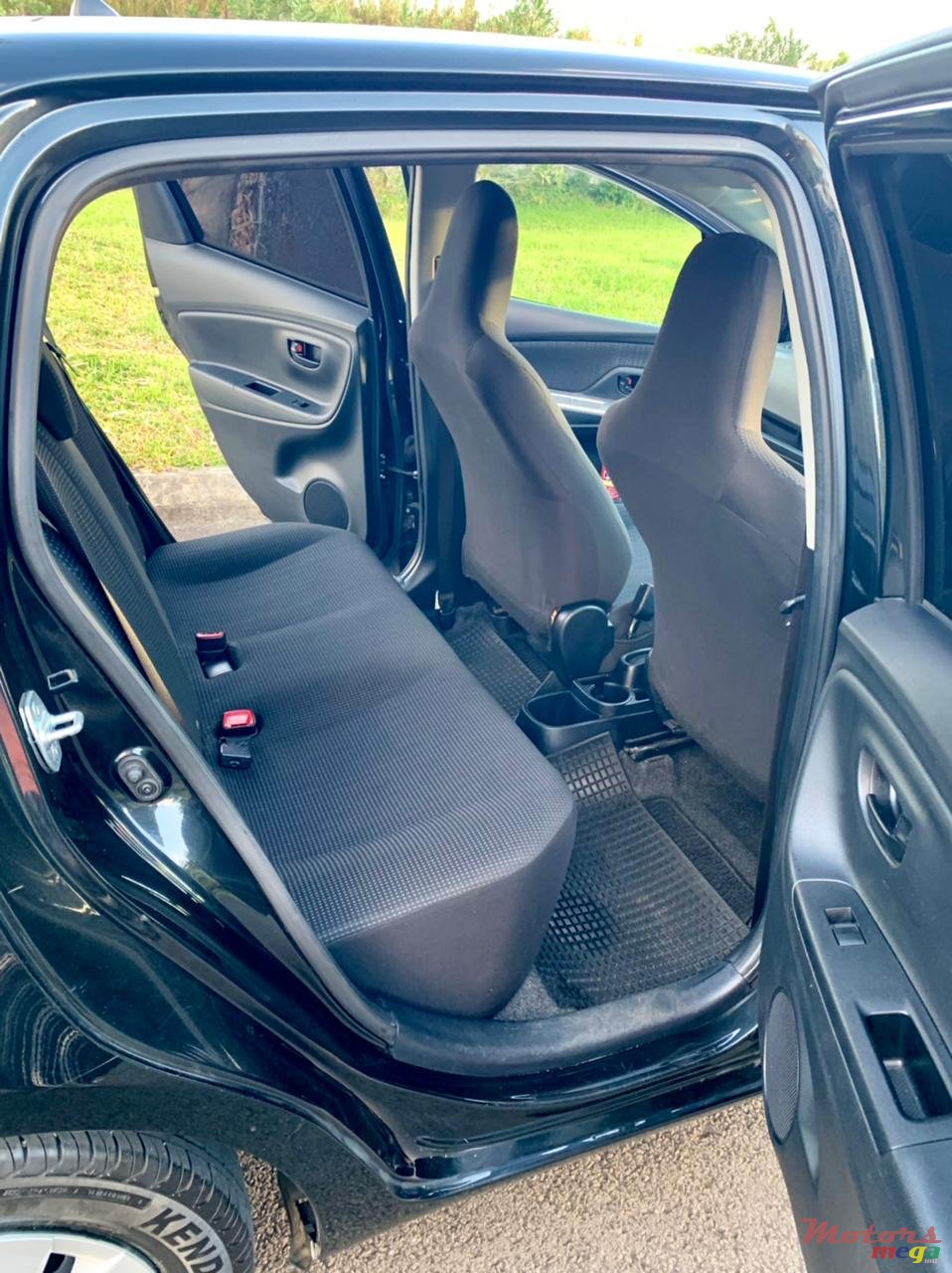 2015' Toyota Vitz photo #2