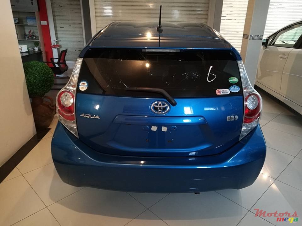 2014' Toyota Prius c photo #2