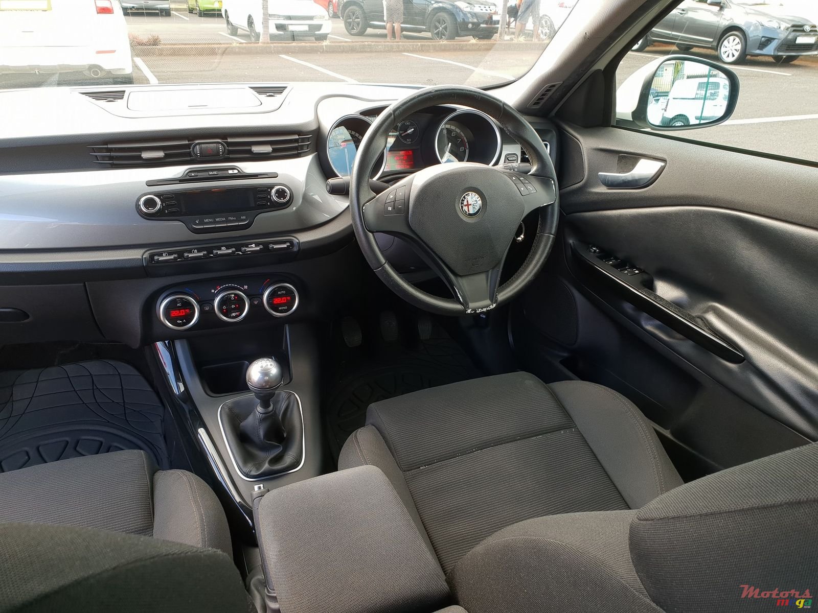 2011' Alfa Romeo Giulietta photo #4