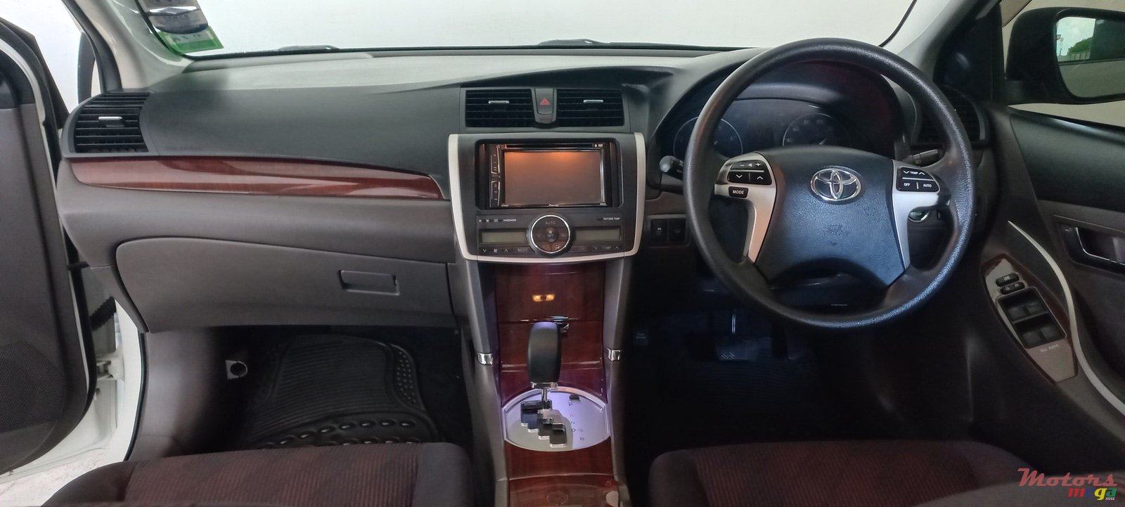 2015' Toyota Premio F edition photo #3