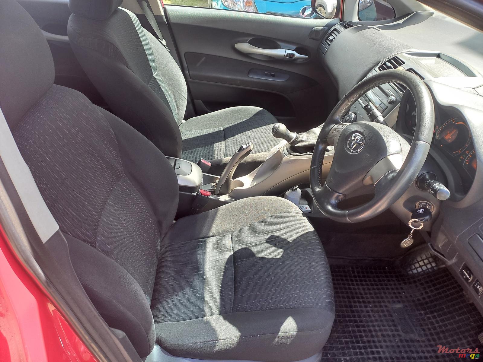 2007' Toyota Auris photo #3