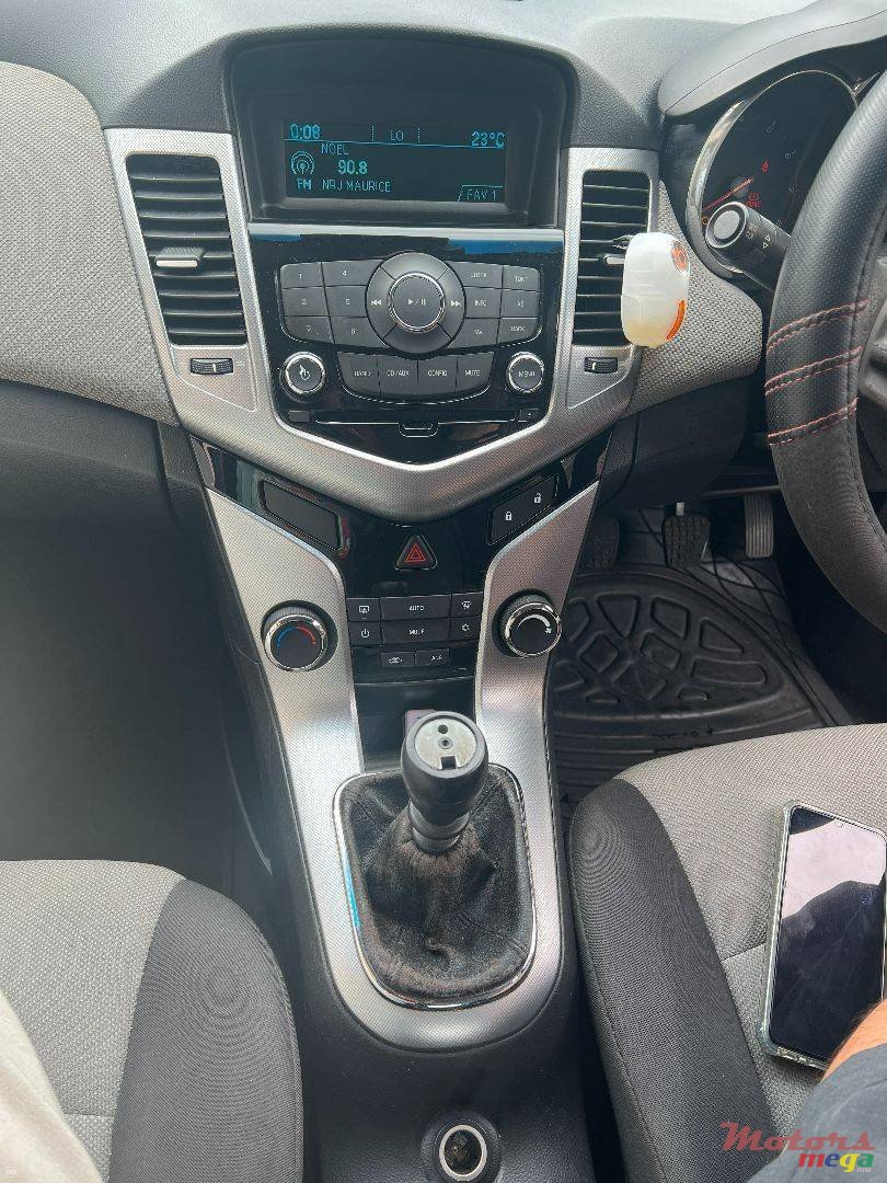 2011' Chevrolet Cruze LT photo #6