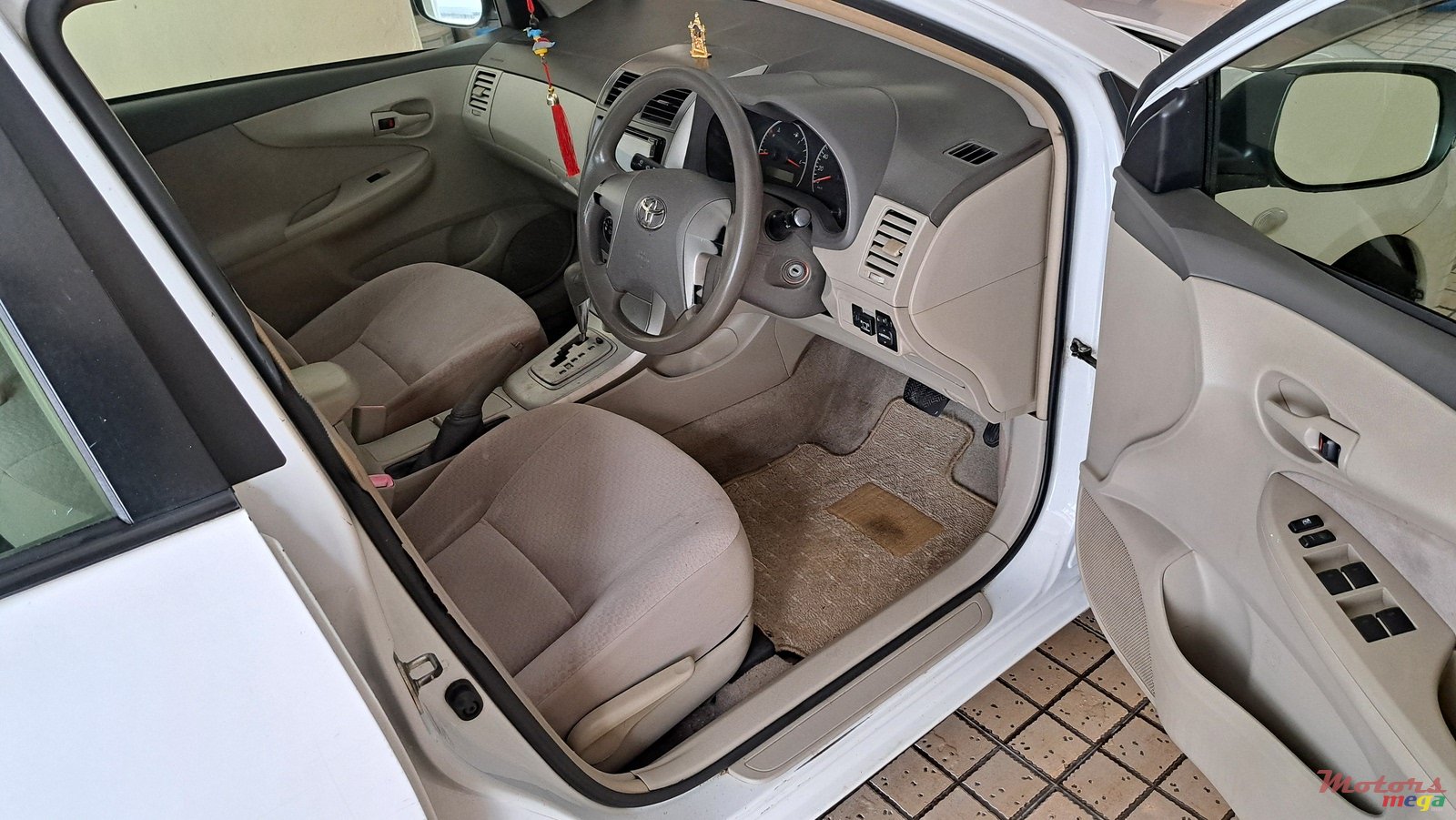 2011' Toyota photo #4