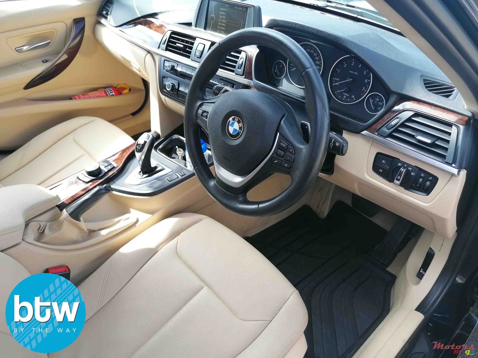 2012' BMW 3 Series 320i photo #5