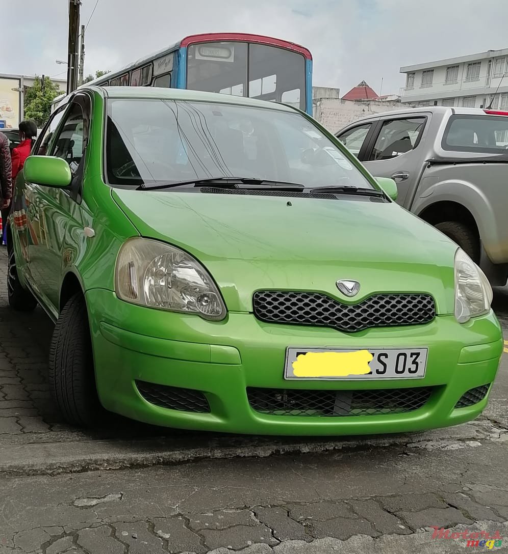 2003' Toyota Vitz photo #2