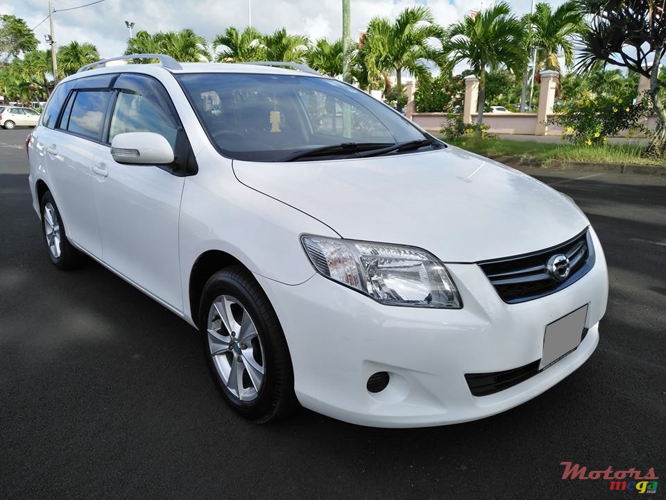 2012' Toyota Corolla Fielder photo #2