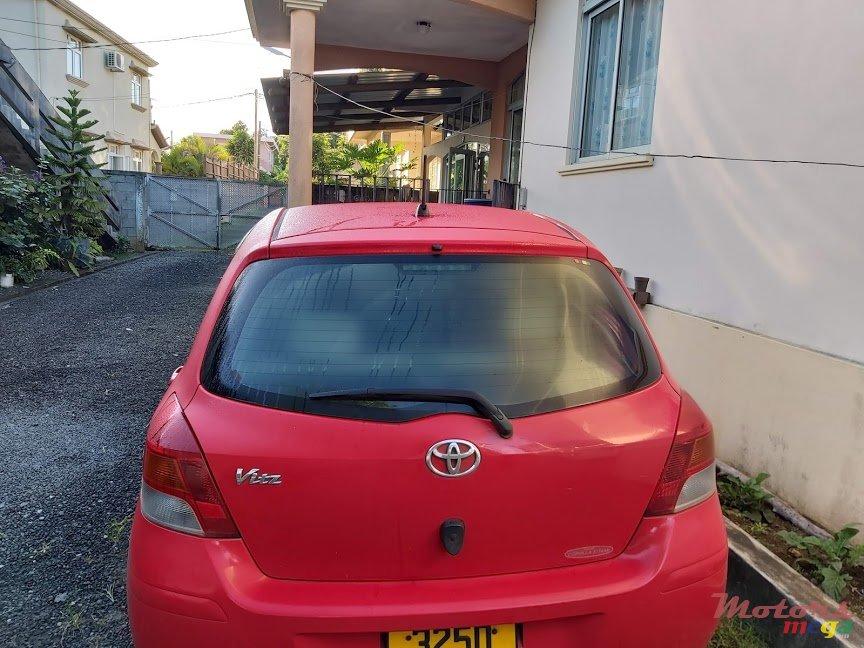 2009' Toyota Vitz photo #2