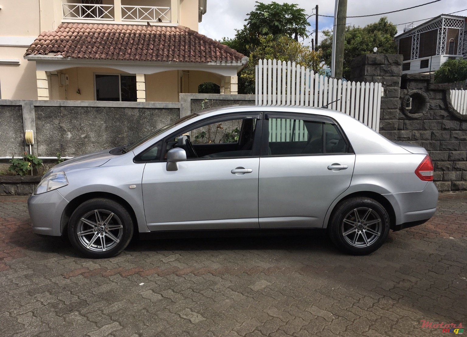 2004' Nissan Tiida photo #1