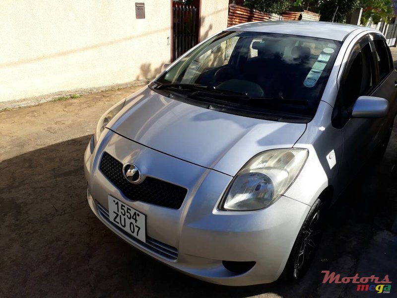 2007' Toyota Vitz photo #2