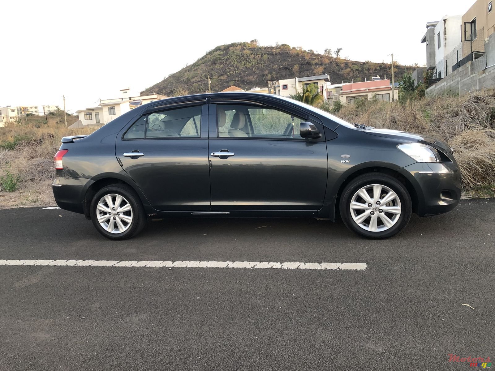 2011' Toyota Yaris photo #2