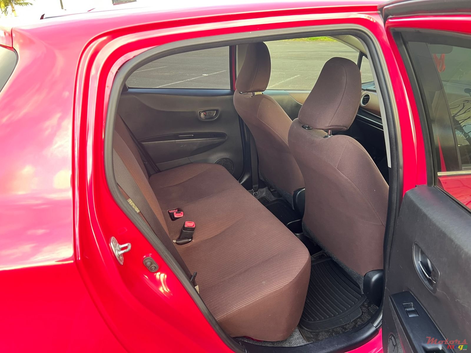 2011' Toyota Vitz photo #6