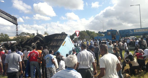 Accident de l'Autobus Blue Line à Sorèze: Baloomoody et Hanoomanjee Plaident pour les Familles des Victims