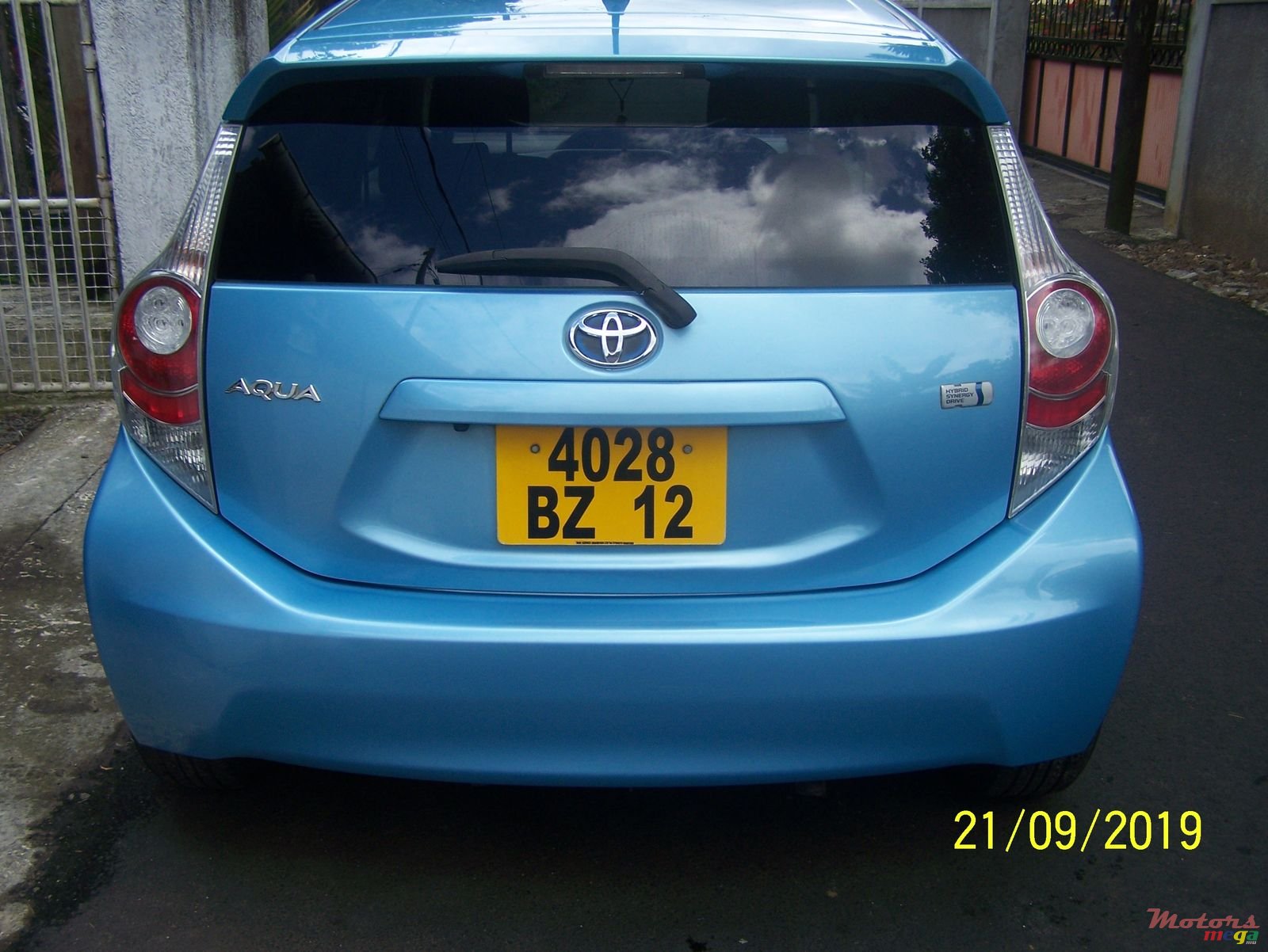 2012' Toyota Aqua photo #2