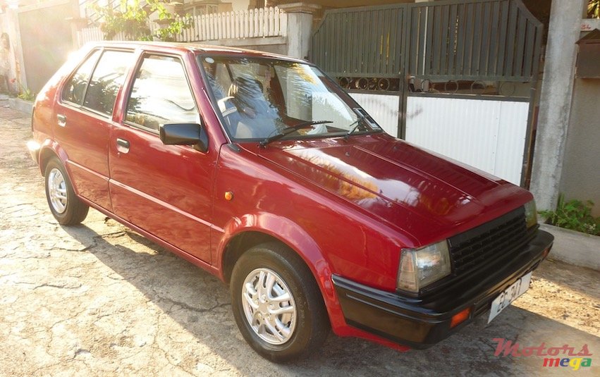 1990' Nissan 5 PORTES photo #2