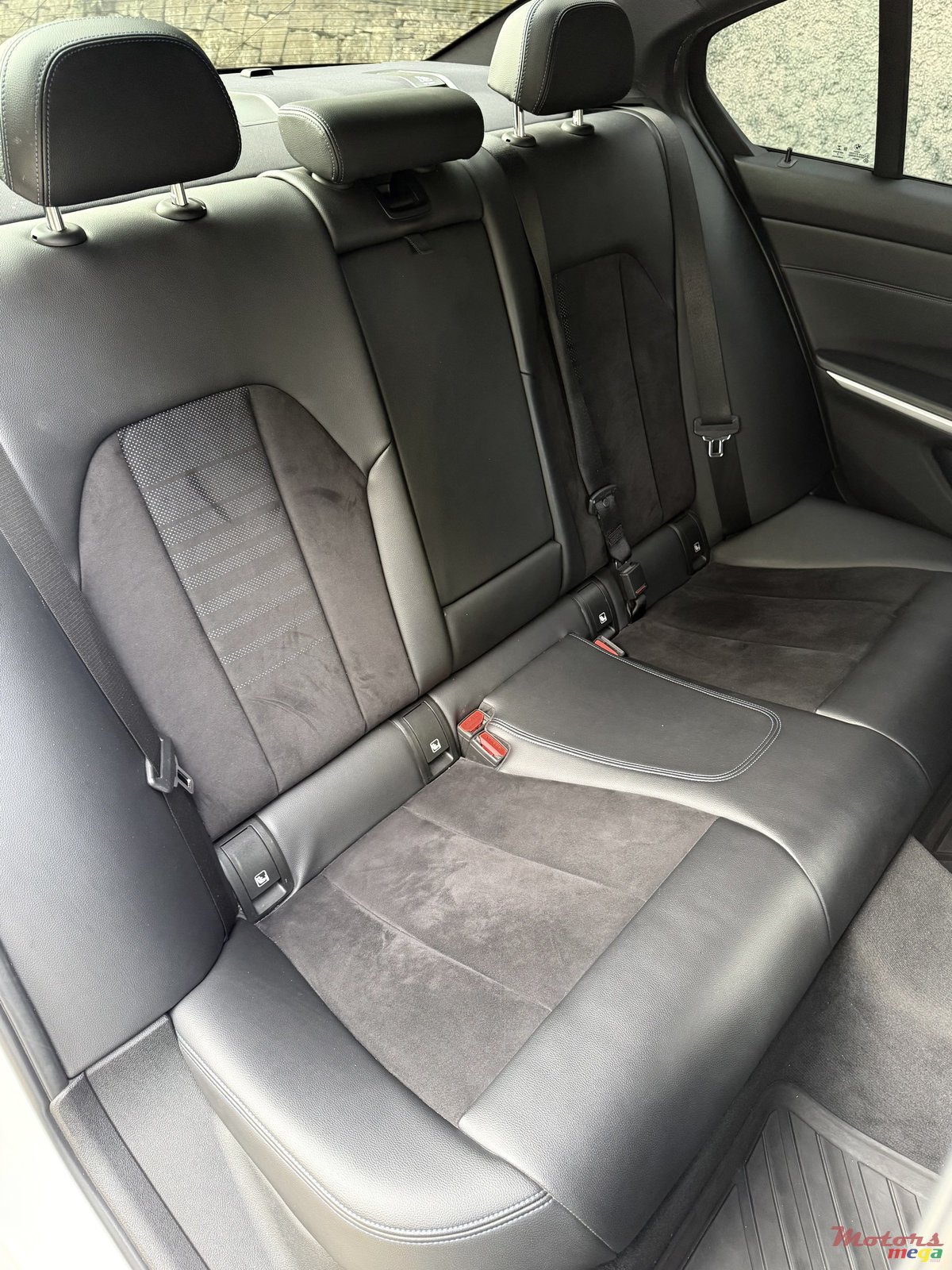 2019' BMW 330 photo #6