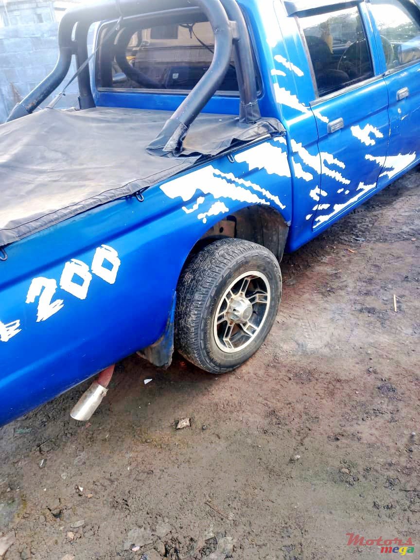 2001' Mitsubishi L200 photo #1