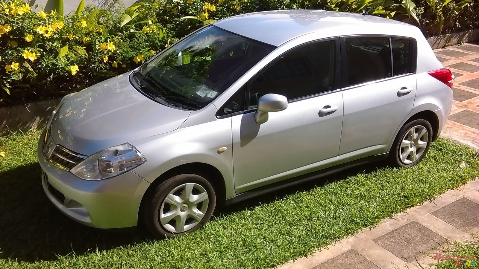 2010' Nissan Tiida photo #1