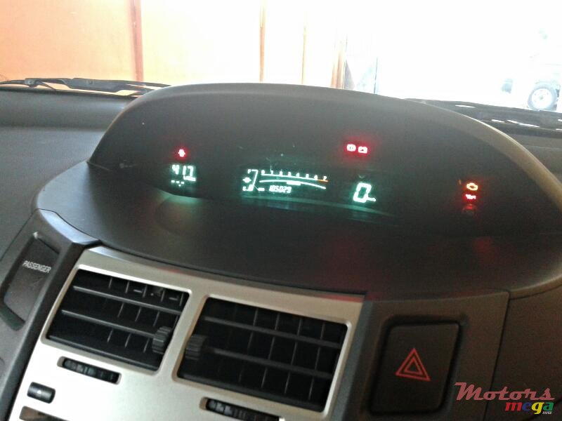 2010' Toyota Yaris photo #3