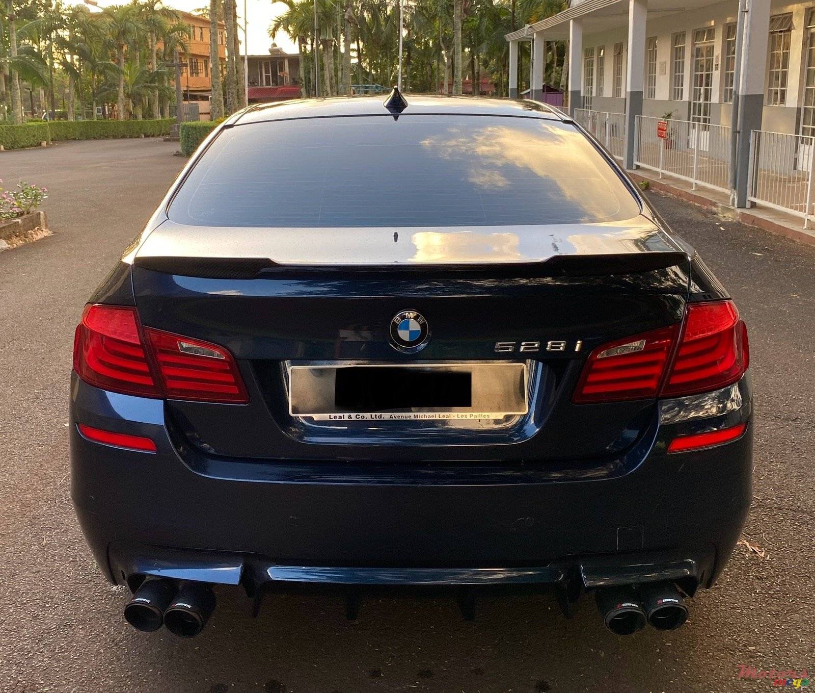 2010' BMW 5 Series 523i photo #4